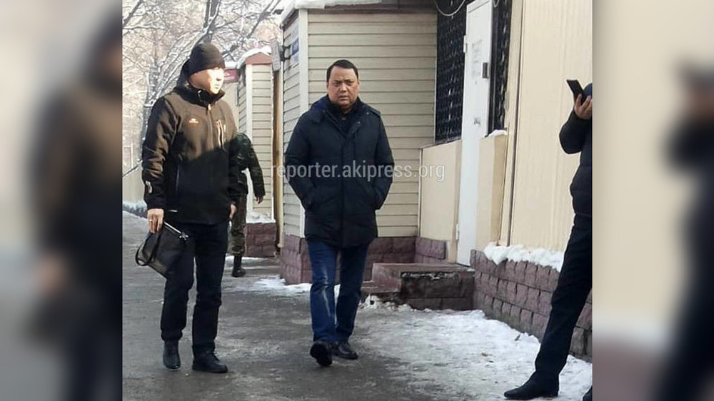 Раим Матраимов у здания ГКНБ