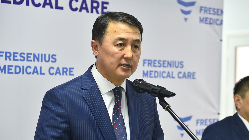 Вице-премьер-министр Замирбек Аскаров посетил новый диализный центр, открывшийся в рамках ГЧП