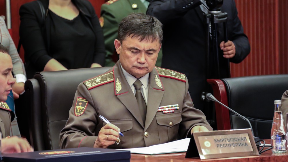 Министр обороны Кыргызстана Таалайбек Омуралиев