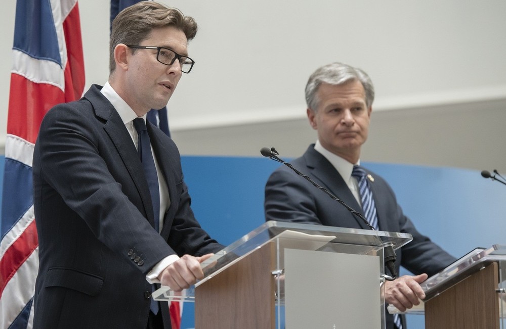 Генеральный директор МИ5 Кен МакКаллум (слева) и директор ФБР Кристофер Рэй (справа)