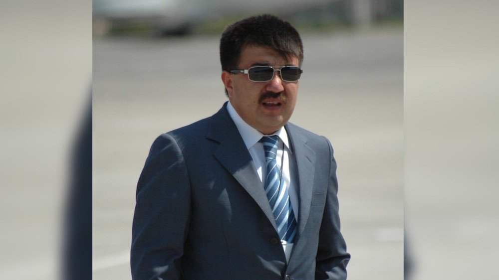 Бакыт Сыдыков на перроне аэропорта