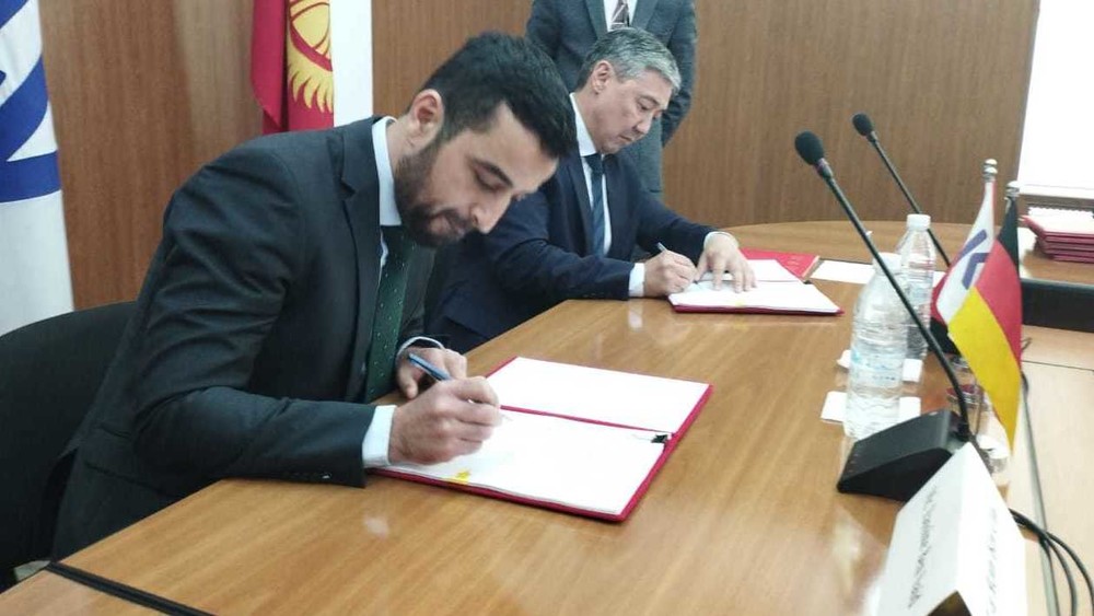 Министр финансов КР Алмаз Бакетаев и руководитель проекта Германского Банка Развития Ясин Бен Саид