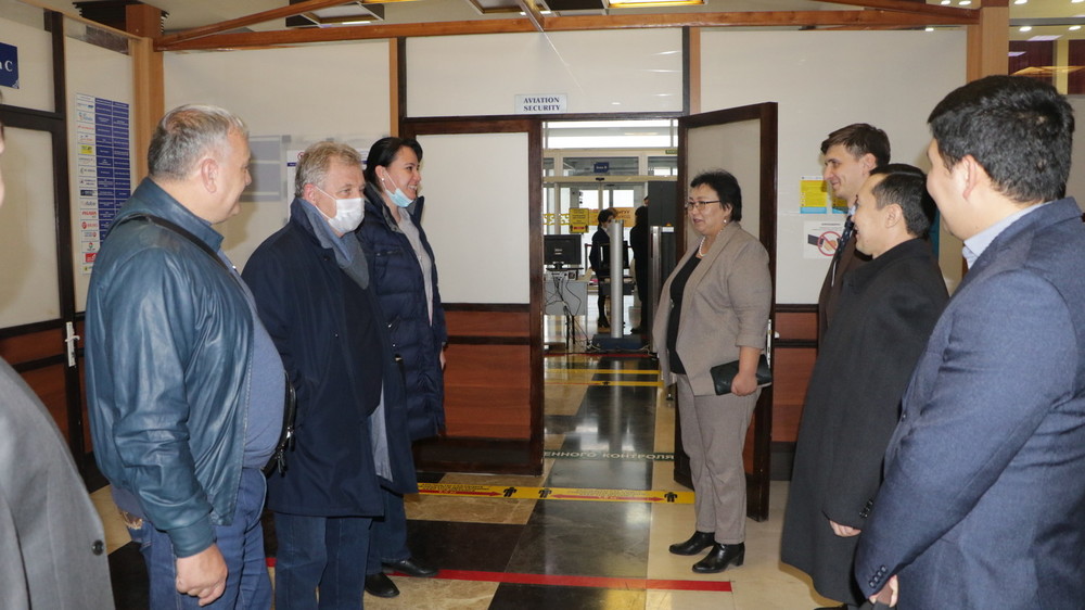 Директор Кыргызпатента Рахат Керимбаева (справа), руководитель Роспатента Григорий Ивлиев (слева в центре)