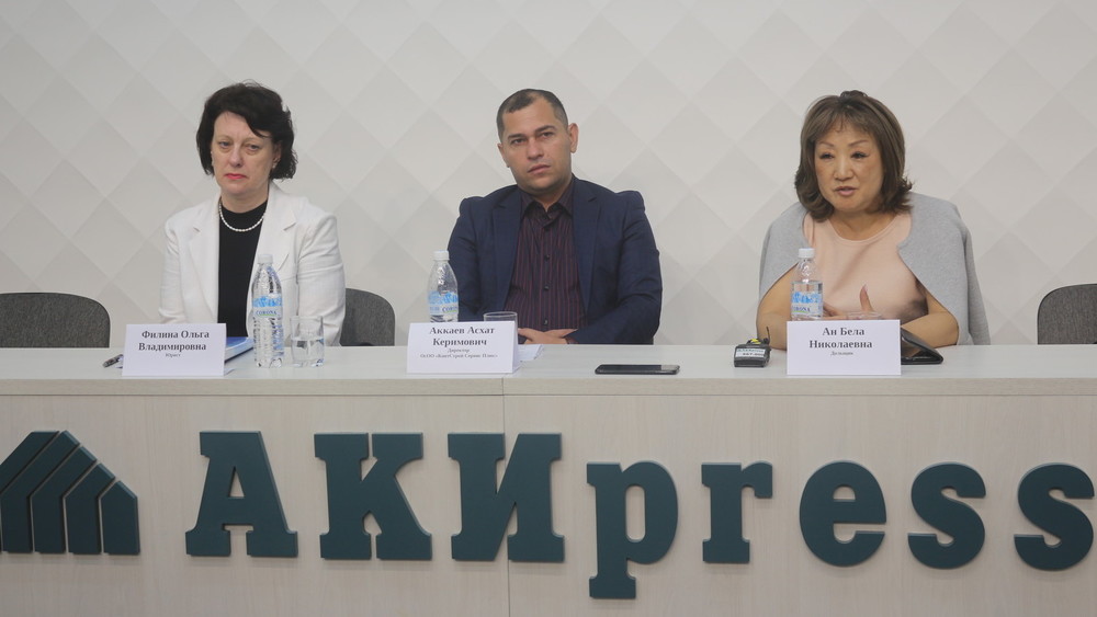 (слева-направо) юрист Ольга Филина, исполнительный директор «Кантстрой-Сервис Плюс» Асхат Аккаев, дольщик Бела Ян