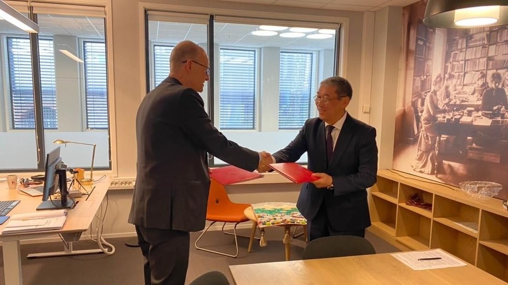 Глава Бюро статистики Норвегии Гейр Аксельсен и председатель Нацстаткома Бактыбек Кудайбергенов