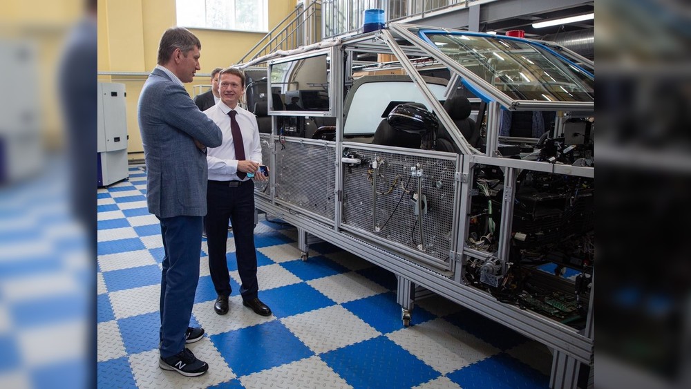 Министр экономического развития РФ Максим Решетников (слева)