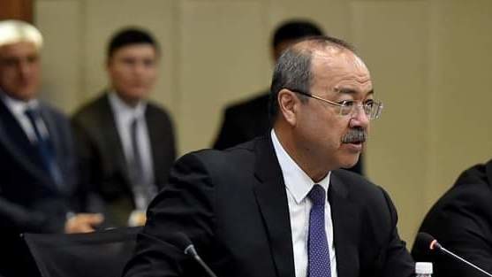 Премьер-министр Узбекистана Абдулла Арипов (в центре)