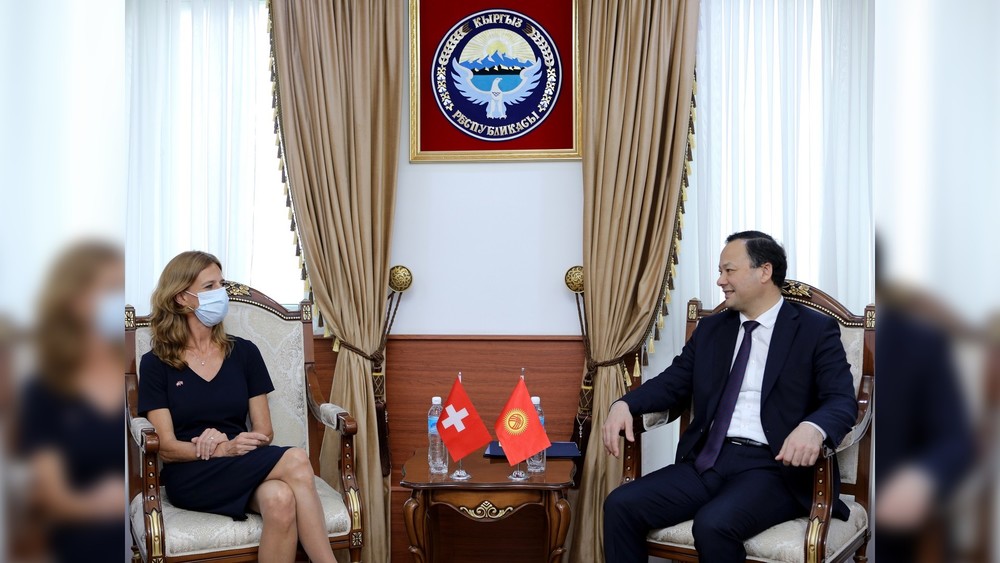 Министр иностранных дел Р.Казакбаев, Посол Швейцарии в КР Вероник Ульманн