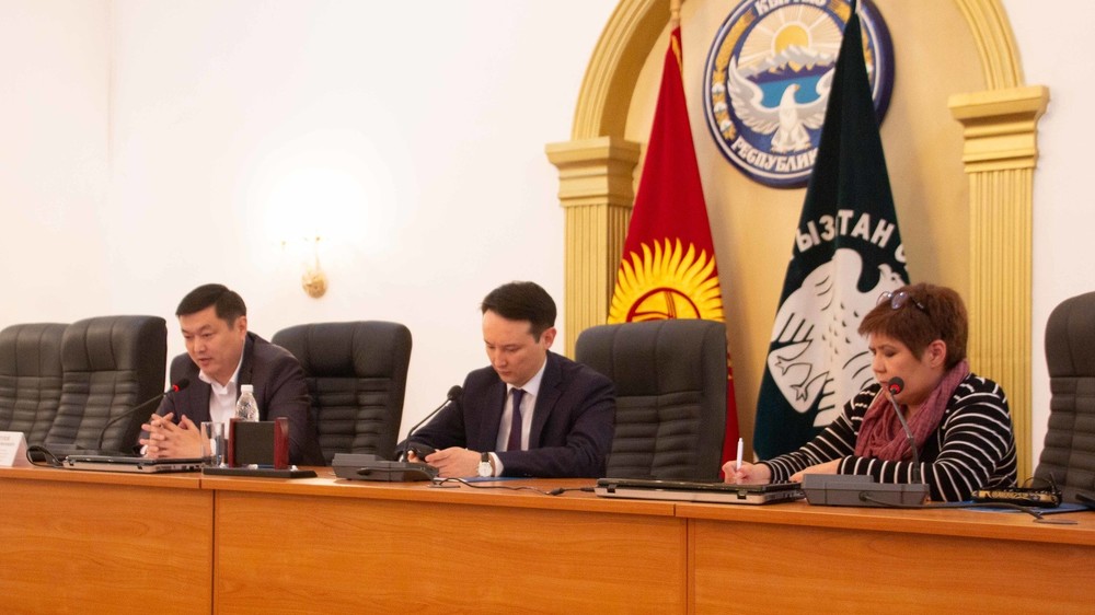 (слева-направо) замглавы ГНС Нурлан Умтулов, глава МДС Аскар Сыдыков