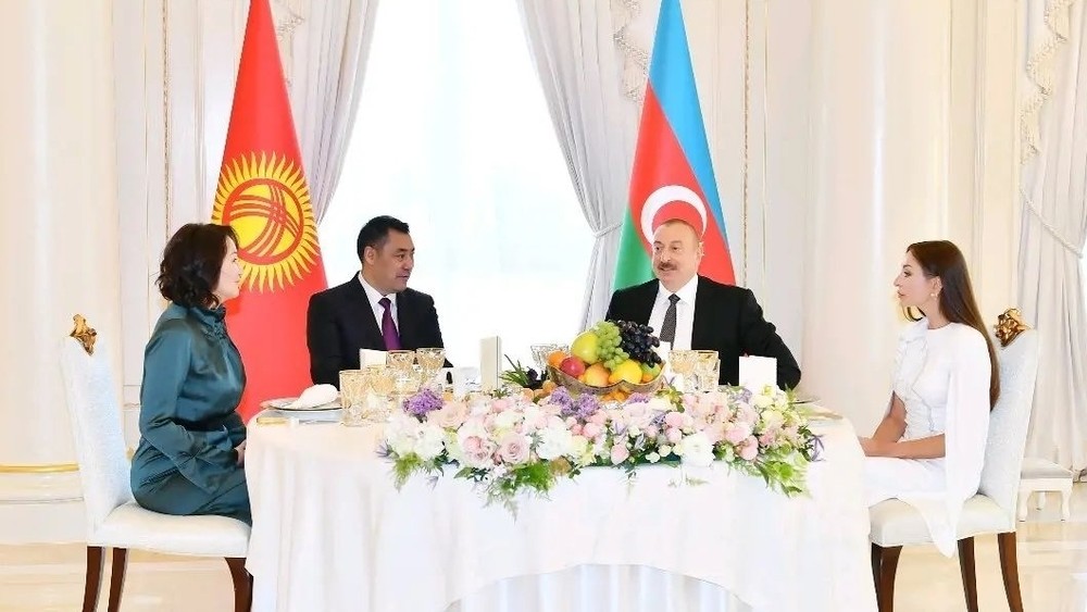 Слева направо: первая леди Кыргызстана Айгуль Жапарова, президенты Кыргызстана и Азербайджана Садыр Жапаров и Ильхам Алиев, вице-президен
