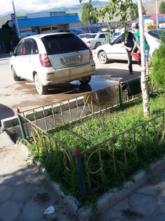 Мужчина устроил автомойку на центральной дороге Чолпон-Аты <i>(фото)</i> Мужчина устроил автомойку на центральной дороге Чолпон-Аты <i>(фото)</i>