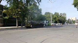 На Старой площади Бишкека стоит военная техника <i>(фото)</i> На Старой площади Бишкека стоит военная техника <i>(фото)</i>