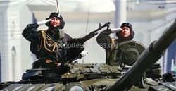 На плакате возле Первомайского военкомата изображен казахстанский танкист <i>(видео)</i> На плакате возле Первомайского военкомата изображен казахстанский танкист <i>(видео)</i>