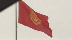 На площади Ала-Тоо у флага оборвались края <i>(видео)</i> На площади Ала-Тоо у флага оборвались края <i>(видео)</i>