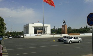 Почему на площади Ала-Тоо нет караула под главным флагом? – читатель <i>(фото)</i> Почему на площади Ала-Тоо нет караула под главным флагом? – читатель <i>(фото)</i>