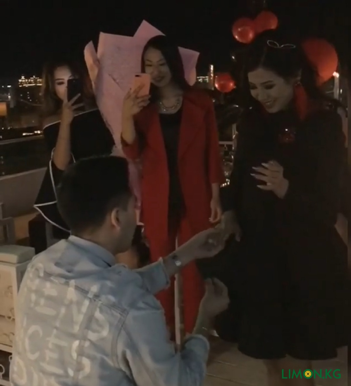 Минет жасайтын юбкадағы Анна Невская Жыныстық даулы модельдер