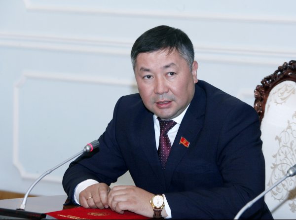 Депутат К.Исаев предложил повысить ставки налога на легковые авто, работающих на двигателе внутреннего сгорания с объемом  свыше 4001 куб. см &mdash; Tazabek