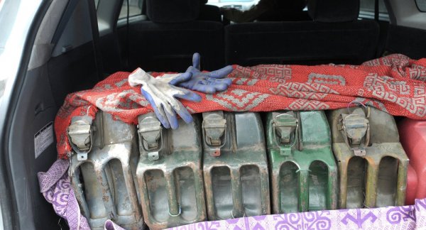 В отношении сотрудников КПП &laquo;Кен-Булун Автодорожный&raquo; за незаконный пропуск автомашины с ГСМ возбуждено уголовное дело, - Финпол &mdash; Tazabek