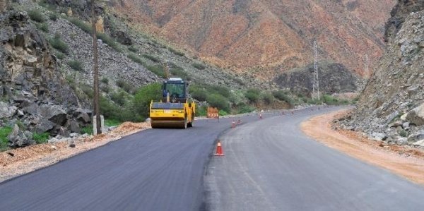 Минтранс на критику депутата о качестве строительства дороги Север&mdash;Юг: China Road и &laquo;Кыргыздортранспроект&raquo; несут полную материальную ответственность &mdash; Tazabek