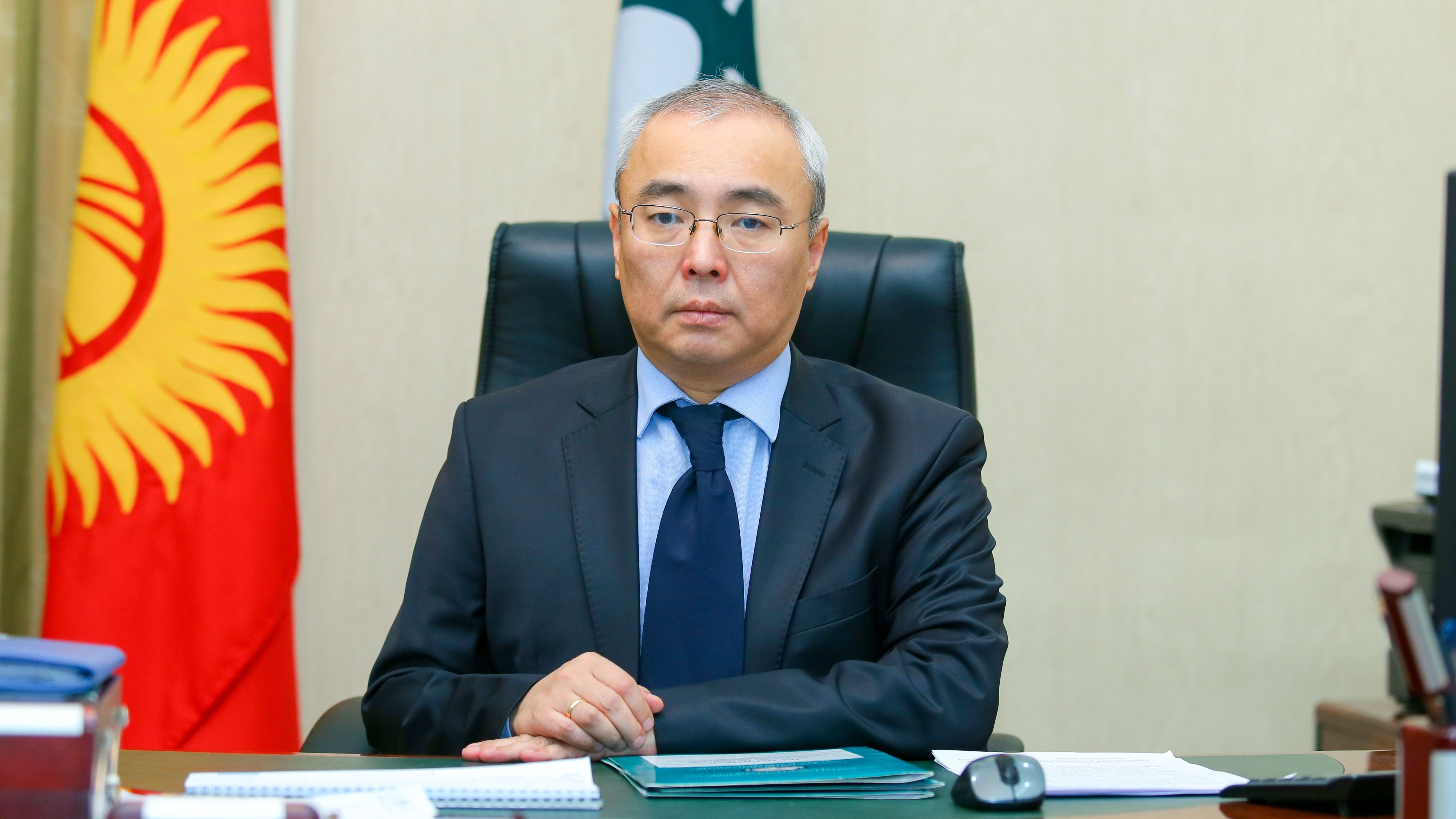 Глава ГНС О.Абдыкаимов согласен с  предложением депутата Н.Кулматовой запретить выезд за границу гражданам, которые не оплатили налоги &mdash; Tazabek