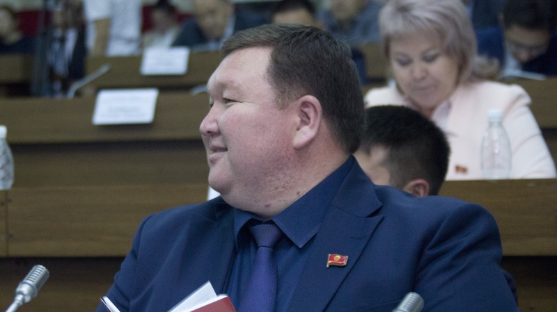 В парламенте интересуются, сколько денег кыргызстанцы хранят &laquo;в чулках&raquo; &mdash; Tazabek