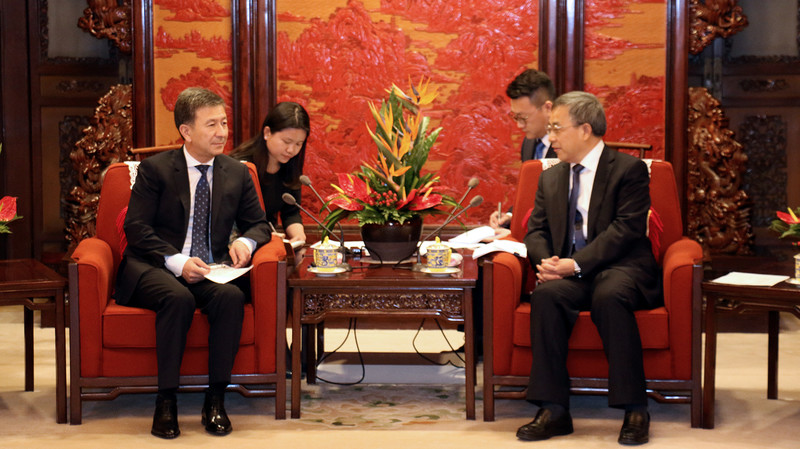 Первый вице-премьер А.Шадиев и вице-премьер Госсовета КНР Ху Чуньхуа обсудили инвестиции в транспорт, переработку, сельское хозяйство и туризм &mdash; Tazabek