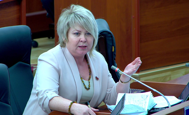 Карамушкина: Когда А.Атамбаев президентом был, в глаза заглядывали, а сегодня хотят успеть хотя бы за пятку укусить. Это подло &mdash; Tazabek