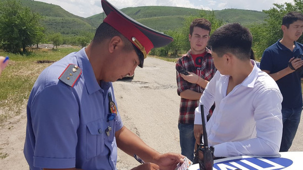 В Оше запретили кортежи выпускников школ на «Последний звонок»