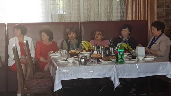 Фото — Главы Первомайского и Свердловского районов устроили праздник для учителей