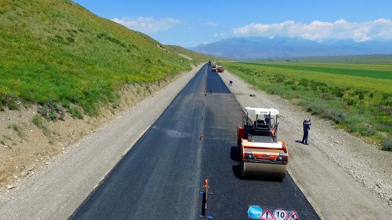 Депутат интересуется, как идет строительство альтернативной дороги Север&ndash;Юг в районе Жумгала &mdash; Tazabek