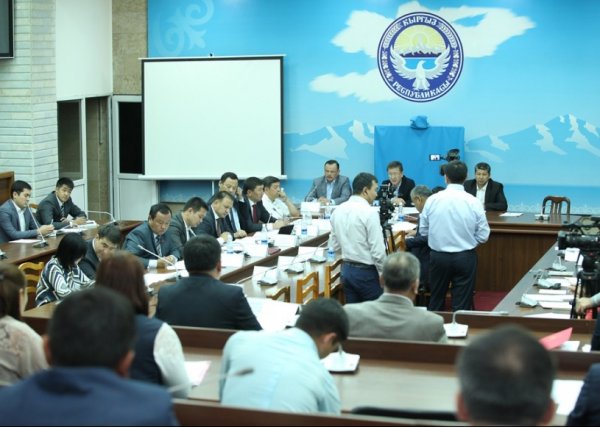 Депутат ЖК интересуется, не повторится ли ситуация с Боомским ущельем по альтернативной дороге, сказав, что строители &laquo;абы как&raquo; прорубают горы &mdash; Tazabek