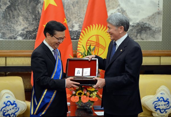 Президент А.Атамбаев вручил министру коммерции КНР Гао Хучэну орден &laquo;Данакер&raquo; &mdash; Tazabek