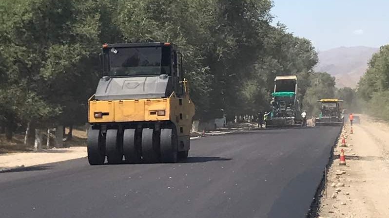 Фото &mdash; В Таласской области идет укладка второго слоя асфальта на автодороге Суусамыр&mdash;Талас&mdash;Тараз &mdash; Tazabek
