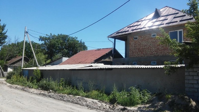 Мэрия Бишкека снесла заборы, препятствующие строительству тротуара, в рамках реконструкции дорог на китайский грант &mdash; Tazabek