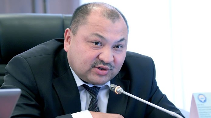 Депутат К.Рыспаев министру финансов: Почему вы урезали 100 млн сомов субсидирования для &laquo;Кыргызжилкоммунсоюза&raquo; на 2018 год? &mdash; Tazabek