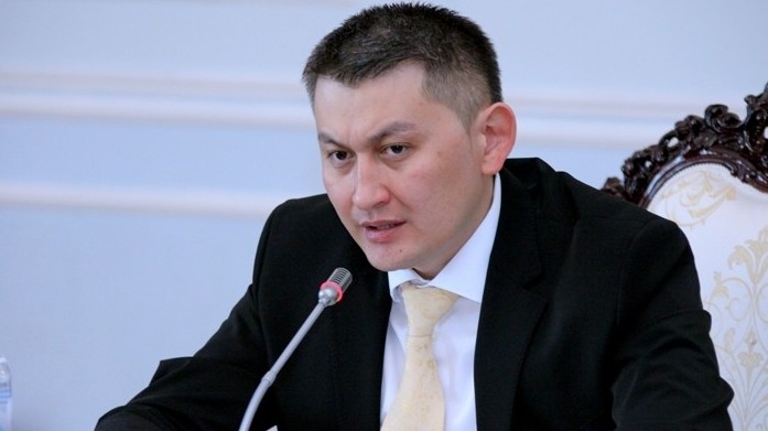 Специалисты с высшим профуровнем работают в частных компаниях, потому что там зарплата выше, - депутат &mdash; Tazabek