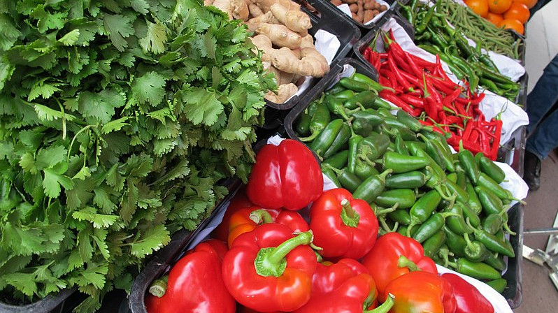 Замминистра Э.Абакиров не смог предоставить данные по экспорту в ЕС, депутат А.Осмонова заявила, что он &laquo;всегда так работает&raquo; &mdash; Tazabek