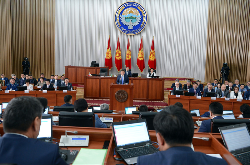 Зарплата госслужащего должна покрывать его минимальные потребности, - президент С.Жээнбеков &mdash; Tazabek