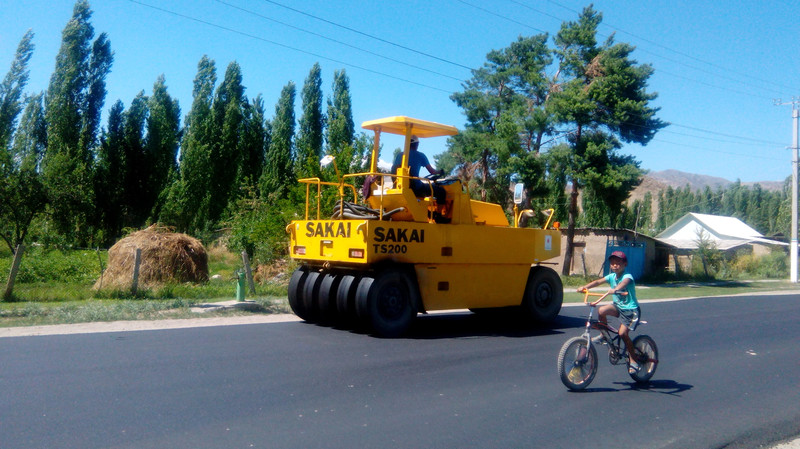 Фото &mdash; Укладка асфальтобетона на автодороге Кызыл-Туу&mdash;Манас Ордо в Таласском районе &mdash; Tazabek