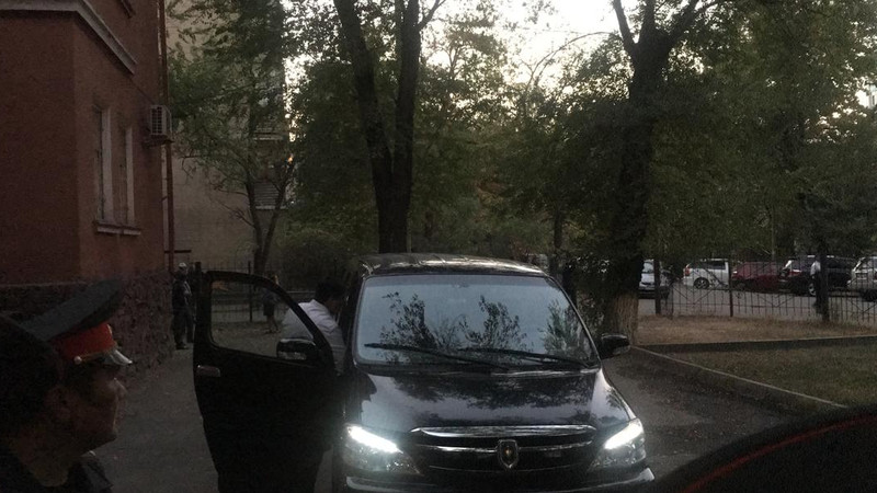 Сапар Исаков доставлен в Первомайский райсуд для избрания меры пресечения — Tazabek