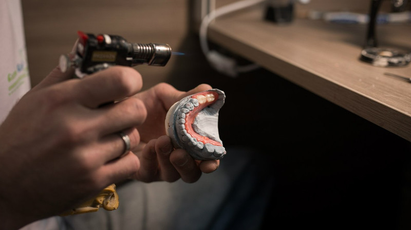 Бизнес на зубах: Кому принадлежат стоматологические клиники в Бишкеке? &mdash; Tazabek