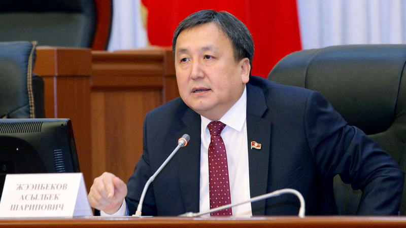 Депутат А.Жээнбеков предложил взять под тотальный контроль продажу алкогольной продукции и сигарет &mdash; Tazabek