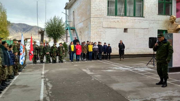 Демонстрация оружия и военной техники, дегустация солдатской пищи. Для школьников провели экскурсию по погранзаставе