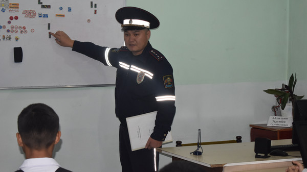 Учащимся средней школы Ала-Арча рассказали о правилах дорожного движения