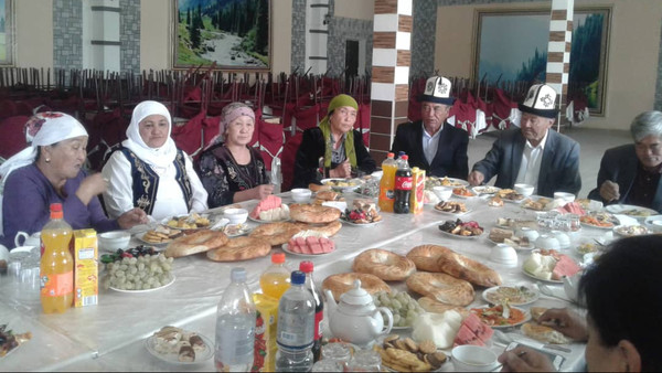 Мугалимдер күнү: Ала-Букада олимпиадаларда жеңген окуучулардын мугалимдери сыйлыкка татыды