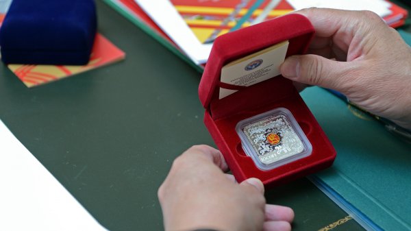 НБКР вводит в обращение серебряные монеты &laquo;Всемирные игры кочевников&raquo; и  &laquo;Независимой Кыргызской Республике - 25 лет&raquo; (фото) &mdash; Tazabek