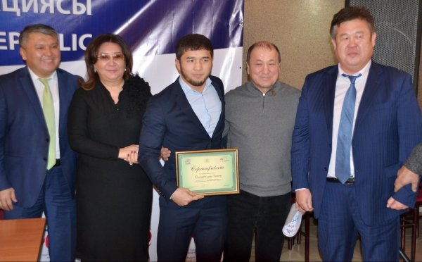 Шаршенбек Абдыкеримов подарил квартиру &mdash; Tazabek