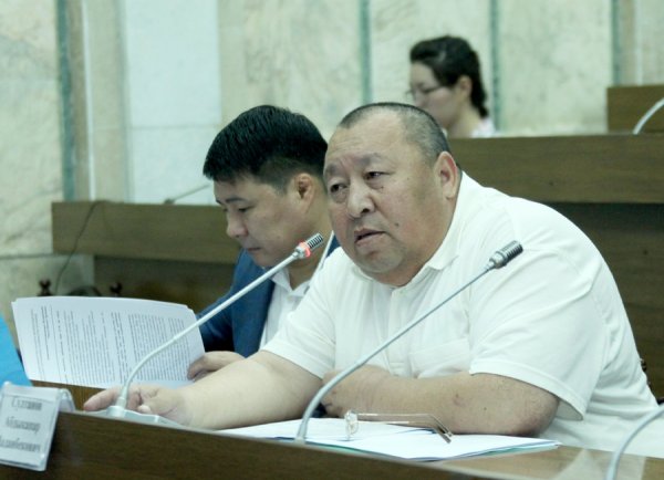 Депутат А.Султанов поинтересовался о выдаче кредитов РФ-КР фондом развития &laquo;Кыргыз Темир Жолу&raquo; и &laquo;Кыргызкомур&raquo; &mdash; Tazabek