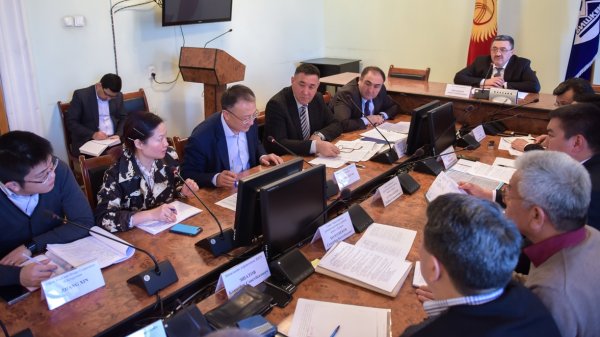 Мэр Бишкека А.Ибраимов обсудил с представителями Китая перенос опор ЛЭП при строительстве дорог по гранту &mdash; Tazabek