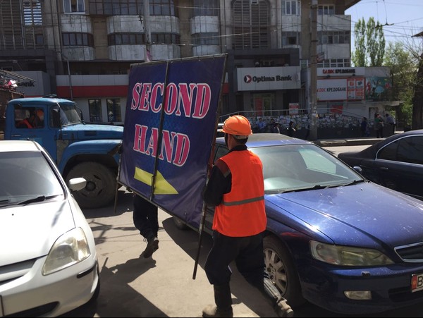 Мэрия демонтировала свыше 160 рекламных конструкций вокруг Ошского рынка &mdash; Tazabek